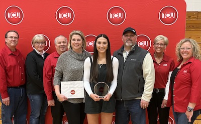 photo of Emma Dunlap with her parents and several TCU team members